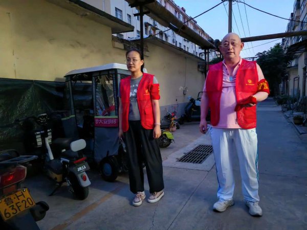 N配资 龙行社区点亮“平安灯”：夜间巡查织密安全防护网